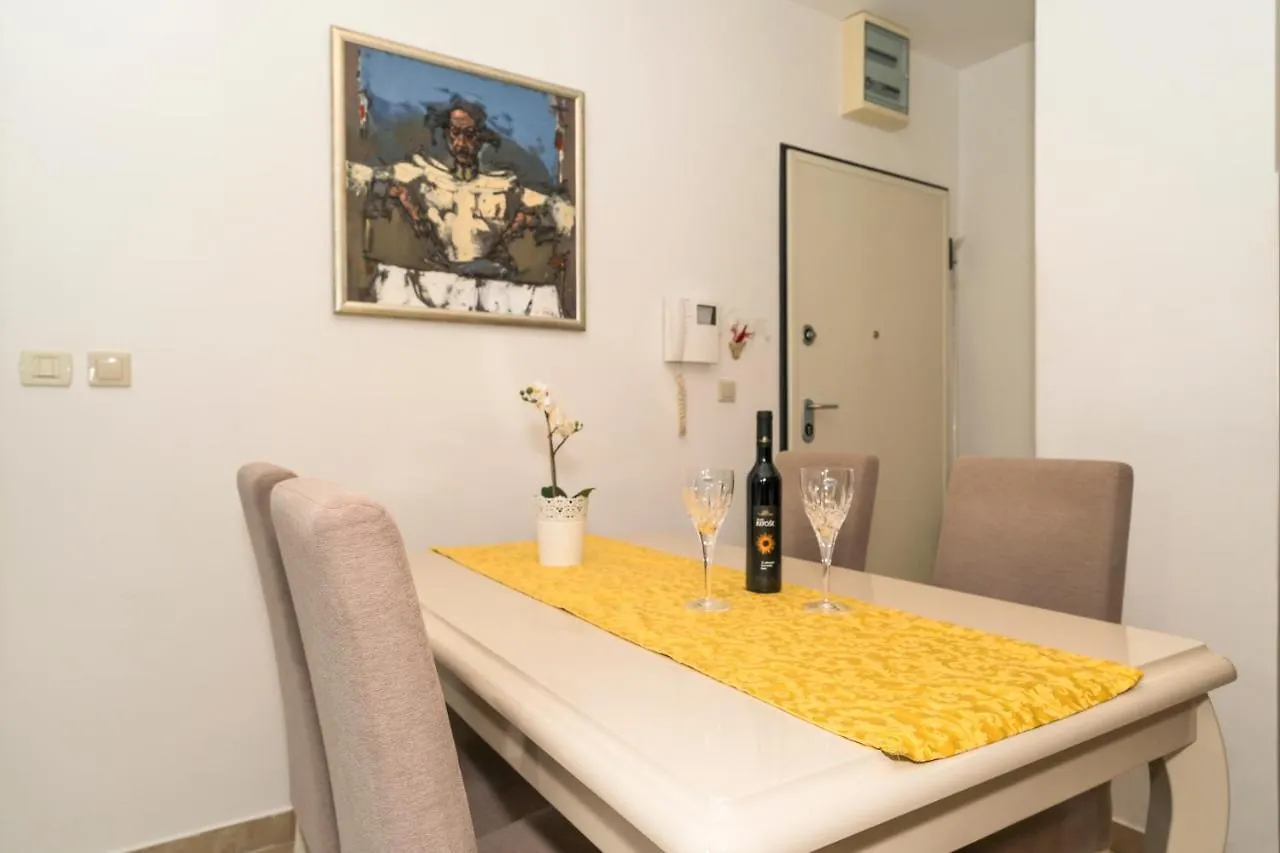 Luxury 1 Bedroom App Center&Balcony Free Parking Split Apartment