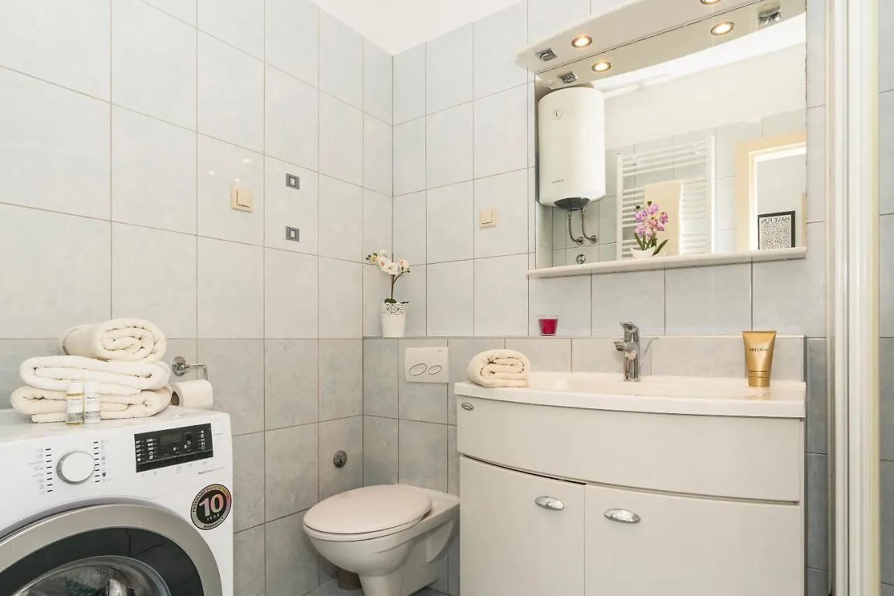 Luxury 1 Bedroom App Center&Balcony Free Parking Split