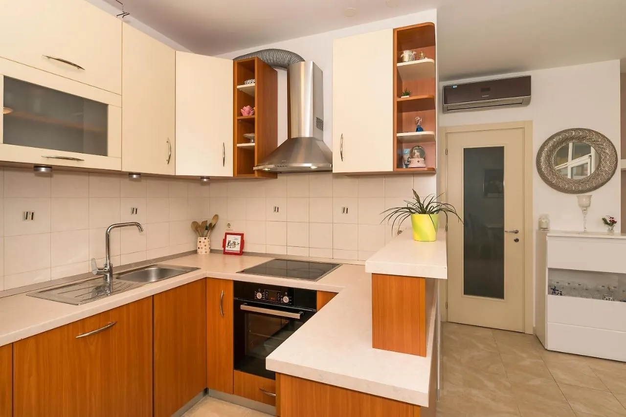 Luxury 1 Bedroom App Center&Balcony Free Parking Split Apartment